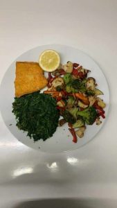 Filetto di salmone mit Spinat und Gemüse